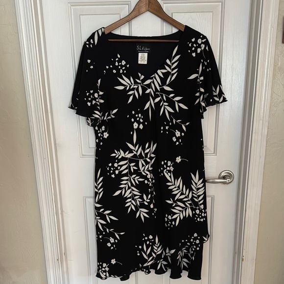 SL Fashions Women’s Petite Black and White Floral Dress SZ 22WP
Made in USA - Picture 1 of 5
